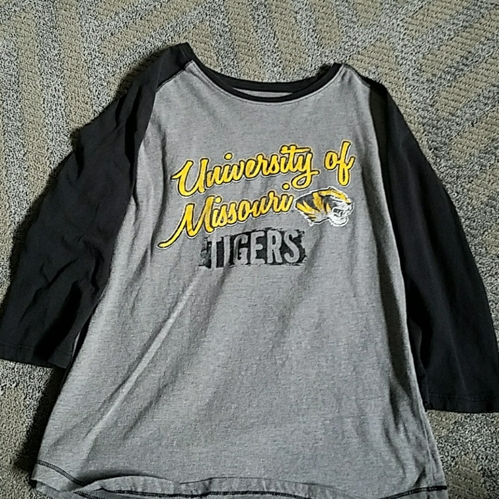 Juniors extra large half sleeve MU shirt